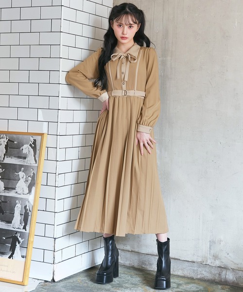 REDYAZEL（レディアゼル）の「クラシカルバイカラーラインリボンタイプリーツロングワンピース（ワンピース・レディース・ベージュ/パープル/チャコールグレー・SMALL/MEDIUM）」の3枚目の写真