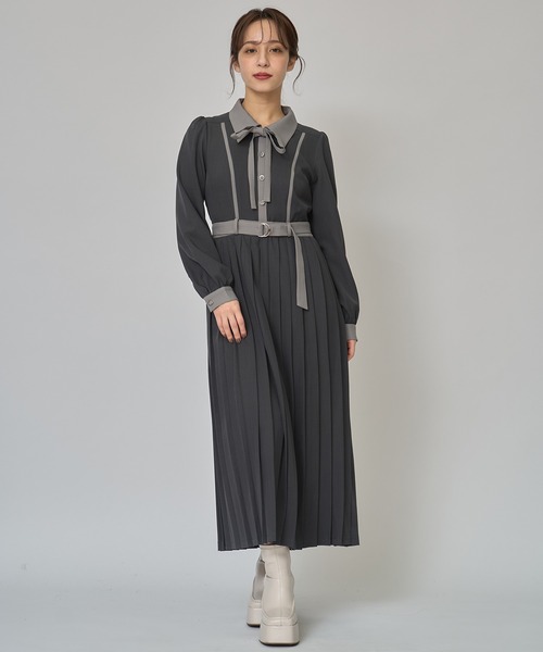 REDYAZEL（レディアゼル）の「クラシカルバイカラーラインリボンタイプリーツロングワンピース（ワンピース・レディース・ベージュ/パープル/チャコールグレー・SMALL/MEDIUM）」の2枚目の写真