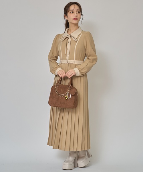 REDYAZEL（レディアゼル）の「クラシカルバイカラーラインリボンタイプリーツロングワンピース（ワンピース・レディース・ベージュ/パープル/チャコールグレー・SMALL/MEDIUM）」の4枚目の写真