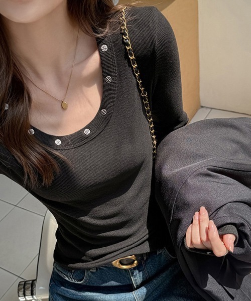 ReRe（リリ）の「スタッズ付きスクープネックトップス（Tシャツ/カットソー・レディース・ブラック/ベージュ/ダークグレー/ホワイト/ダークブラウン・MEDIUM/LARGE/X-LARGE）」の3枚目の写真