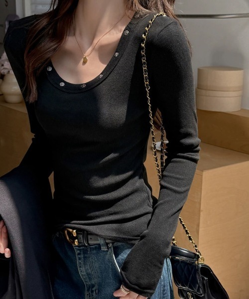 ReRe（リリ）の「スタッズ付きスクープネックトップス（Tシャツ/カットソー・レディース・ブラック/ベージュ/ダークグレー/ホワイト/ダークブラウン・MEDIUM/LARGE/X-LARGE）」の2枚目の写真