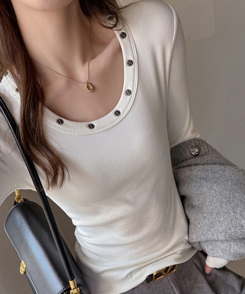 ReRe（リリ）の「スタッズ付きスクープネックトップス（Tシャツ/カットソー・レディース・ブラック/ベージュ/ダークグレー/ホワイト/ダークブラウン・MEDIUM/LARGE/X-LARGE）」の7枚目の写真