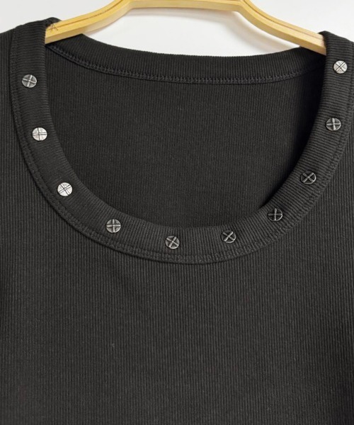 ReRe（リリ）の「スタッズ付きスクープネックトップス（Tシャツ/カットソー・レディース・ブラック/ベージュ/ダークグレー/ホワイト/ダークブラウン・MEDIUM/LARGE/X-LARGE）」の15枚目の写真