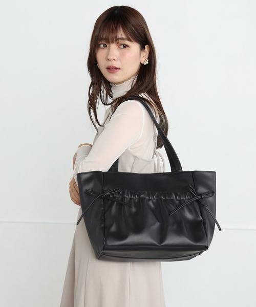 ALTROSE(アルトローズ)の「【A4対応】トート バッグ ギャザーリボン(トートバッグ・レディース・アイボリー/ブラック/グレイッシュベージュ・FREE)」の8枚目の写真
