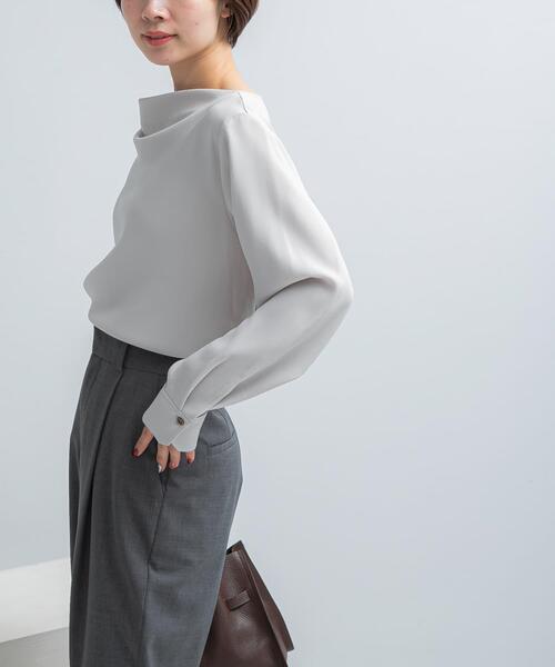 URBAN RESEARCH ROSSO WOMEN（アーバンリサーチ　ロッソ）の「トリアセテート混ドレープネックブラウス（シャツ/ブラウス・レディース・ライトベージュ/ネイビー・FREE）」の2枚目の写真