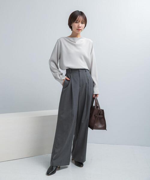URBAN RESEARCH ROSSO WOMEN（アーバンリサーチ　ロッソ）の「トリアセテート混ドレープネックブラウス（シャツ/ブラウス・レディース・ライトベージュ/ネイビー・FREE）」の5枚目の写真