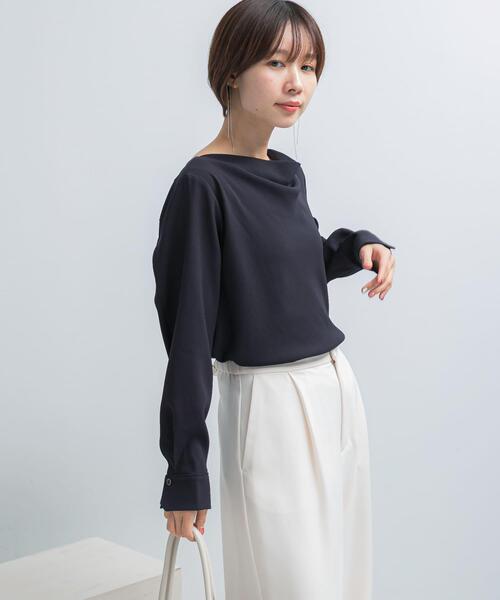 URBAN RESEARCH ROSSO WOMEN（アーバンリサーチ　ロッソ）の「トリアセテート混ドレープネックブラウス（シャツ/ブラウス・レディース・ライトベージュ/ネイビー・FREE）」の8枚目の写真