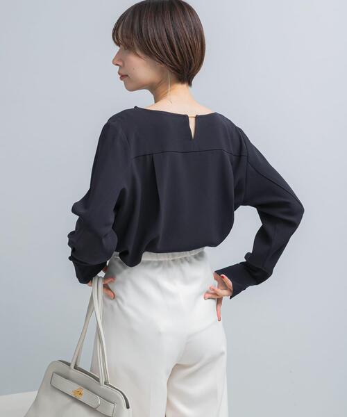 URBAN RESEARCH ROSSO WOMEN（アーバンリサーチ　ロッソ）の「トリアセテート混ドレープネックブラウス（シャツ/ブラウス・レディース・ライトベージュ/ネイビー・FREE）」の9枚目の写真