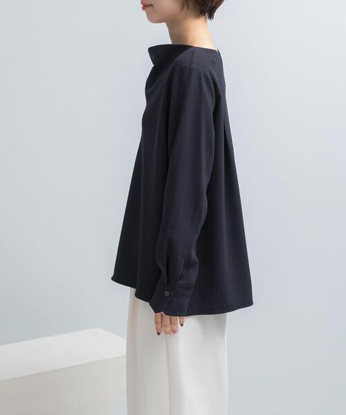 URBAN RESEARCH ROSSO WOMEN（アーバンリサーチ　ロッソ）の「トリアセテート混ドレープネックブラウス（シャツ/ブラウス・レディース・ライトベージュ/ネイビー・FREE）」の13枚目の写真