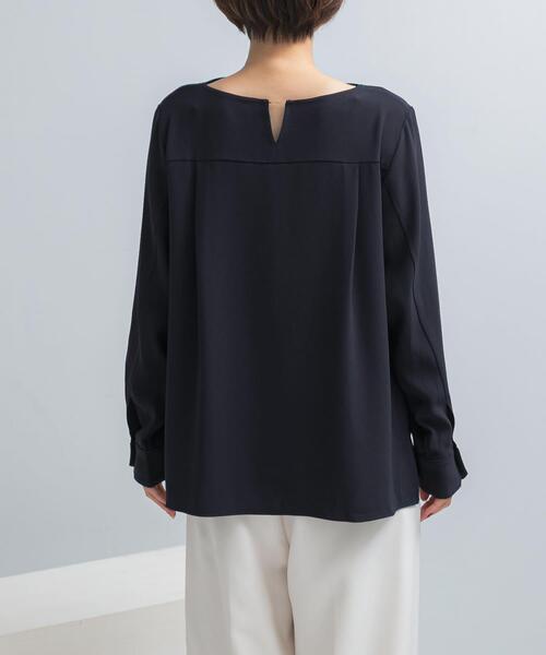 URBAN RESEARCH ROSSO WOMEN（アーバンリサーチ　ロッソ）の「トリアセテート混ドレープネックブラウス（シャツ/ブラウス・レディース・ライトベージュ/ネイビー・FREE）」の14枚目の写真