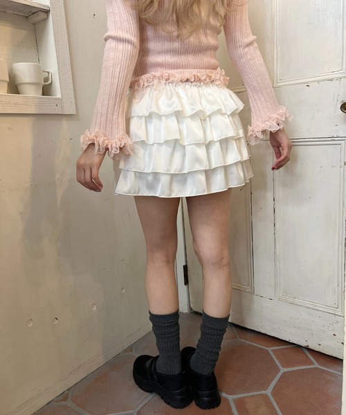 PHILLY(フィリー)の「サテンフリルティアードミニスカート(スカート・レディース・ホワイト/ブラック・FREE)」の6枚目の写真