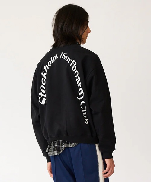 Stockholm Surfboard Club(ストックホルムサーフボードクラブ)の「Stockholm Surfboard Club/ストックホルムサーフボードクラブ トレーナー スウェット クルーネック Back Logo Sweatshirt(スウェット・メンズ・ブラック・S/M/L)」の1枚目の写真