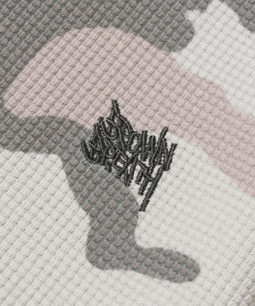 BROWNBREATH(ブラウンブレス)の「TAG CAMOUFLAGE WAFFLE LONGSLEEVE - BEIGE(Tシャツ/カットソー・レディース・その他・L/XL/S/M)」の3枚目の写真