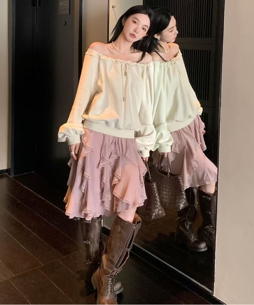AsheKsha(アシクシャ)の「一着で様々な着こなしが楽しめるゆったりフーディ長袖トップス(スウェット・レディース・グレー/ベージュ・F)」の4枚目の写真