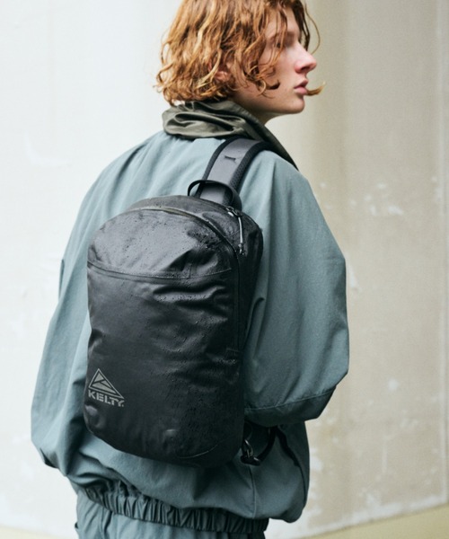 KELTY(ケルティ)の「MonoMax掲載モデル【KELTY】WATER PROOF SLING BAG ウォータープルーフ スリングバッグ(ボディバッグ/ウエストポーチ・メンズ・ブラック・ONE SIZE)」の1枚目の写真