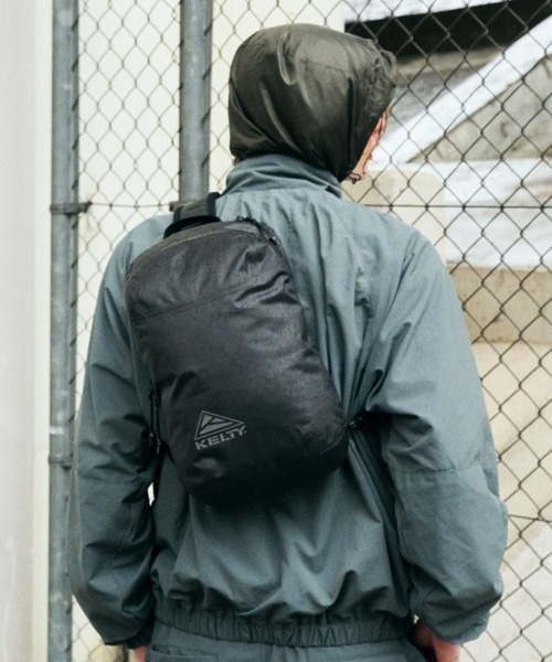 KELTY(ケルティ)の「MonoMax掲載モデル【KELTY】WATER PROOF SLING BAG ウォータープルーフ スリングバッグ(ボディバッグ/ウエストポーチ・メンズ・ブラック・ONE SIZE)」の4枚目の写真