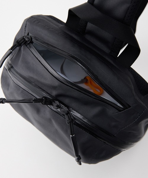 KELTY(ケルティ)の「MonoMax掲載モデル【KELTY】WATER PROOF SLING BAG ウォータープルーフ スリングバッグ(ボディバッグ/ウエストポーチ・メンズ・ブラック・ONE SIZE)」の8枚目の写真