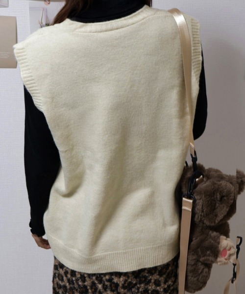 Miniministore(ミニミニストア)の「Vネックニットベストレディースニットジレ(ベスト・レディース・ブラック/ライトベージュ/グリーン/ロイヤルブルー・FREE)」の22枚目の写真