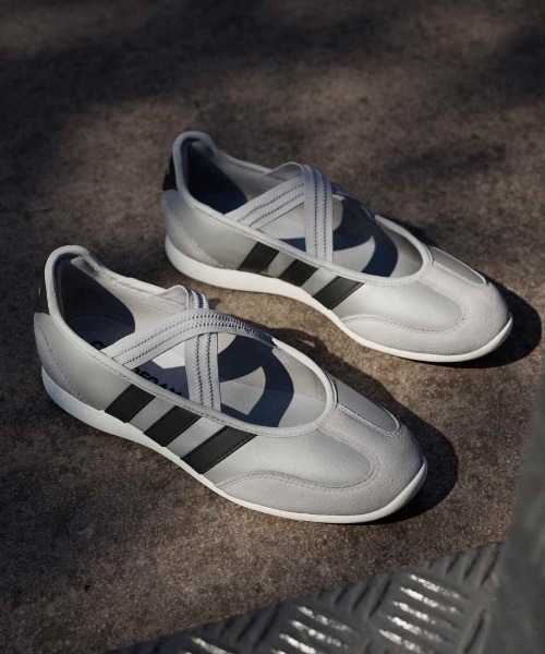 adidas(アディダス)の「アディダス adidas バレダ メリー ジェーン(スニーカー・レディース・シルバー・23.0cm/23.5cm/24.0cm/24.5cm/25.0cm)」の1枚目の写真