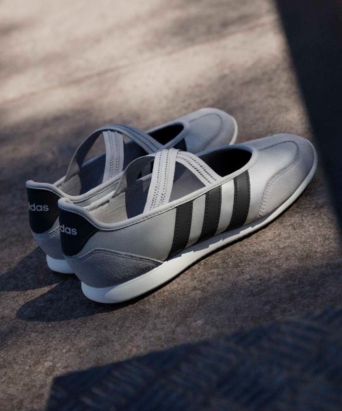 adidas(アディダス)の「アディダス adidas バレダ メリー ジェーン(スニーカー・レディース・シルバー・23.0cm/23.5cm/24.0cm/24.5cm/25.0cm)」の2枚目の写真