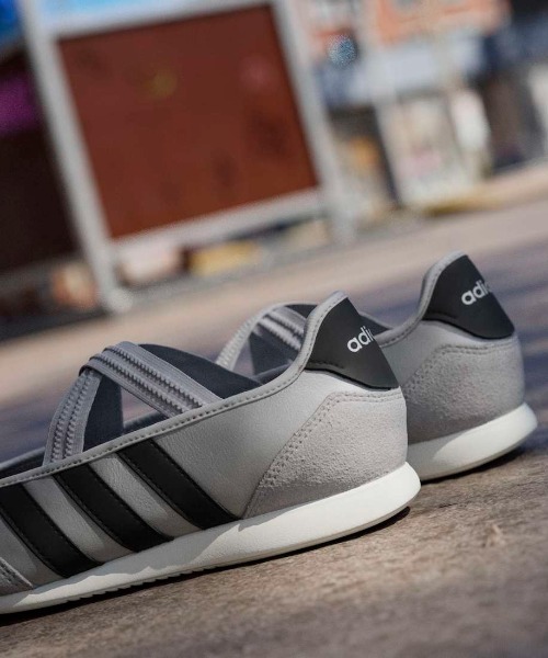 adidas(アディダス)の「アディダス adidas バレダ メリー ジェーン(スニーカー・レディース・シルバー・23.0cm/23.5cm/24.0cm/24.5cm/25.0cm)」の5枚目の写真