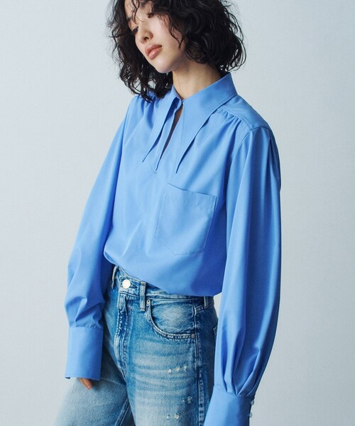 CODE A(コードエー)の「【Re】point neck shirt(シャツ/ブラウス・レディース・ホワイト/ブルー・00)」の1枚目の写真