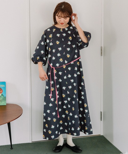 POU DOU DOU(プードゥドゥ)の「フラワープリントバルーン袖ワンピース(ワンピース・レディース・グレー/ネイビー・3)」の2枚目の写真