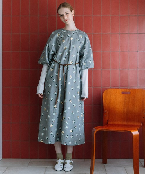 POU DOU DOU(プードゥドゥ)の「フラワープリントバルーン袖ワンピース(ワンピース・レディース・グレー/ネイビー・3)」の1枚目の写真