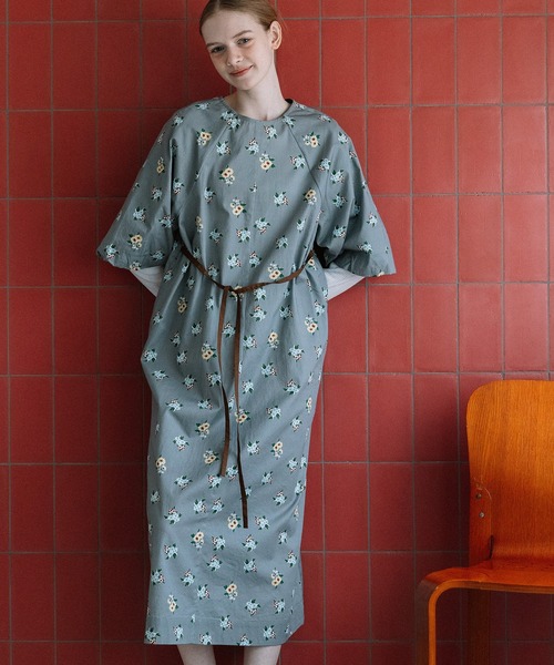 POU DOU DOU(プードゥドゥ)の「フラワープリントバルーン袖ワンピース(ワンピース・レディース・グレー/ネイビー・3)」の3枚目の写真