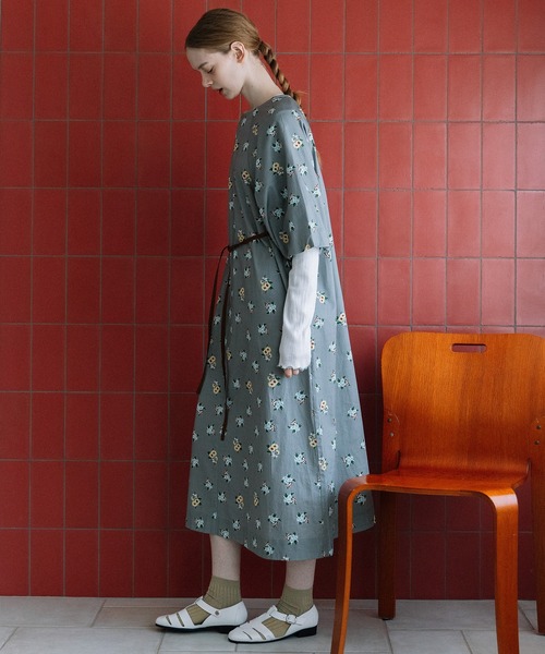 POU DOU DOU(プードゥドゥ)の「フラワープリントバルーン袖ワンピース(ワンピース・レディース・グレー/ネイビー・3)」の5枚目の写真