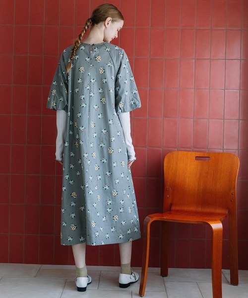 POU DOU DOU(プードゥドゥ)の「フラワープリントバルーン袖ワンピース(ワンピース・レディース・グレー/ネイビー・3)」の6枚目の写真