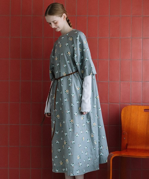 POU DOU DOU(プードゥドゥ)の「フラワープリントバルーン袖ワンピース(ワンピース・レディース・グレー/ネイビー・3)」の7枚目の写真