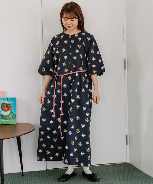POU DOU DOU(プードゥドゥ)の「フラワープリントバルーン袖ワンピース(ワンピース・レディース・グレー/ネイビー・3)」の9枚目の写真