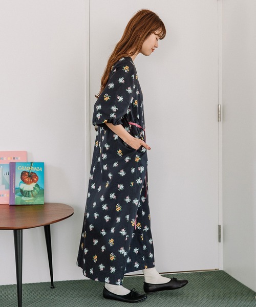 POU DOU DOU(プードゥドゥ)の「フラワープリントバルーン袖ワンピース(ワンピース・レディース・グレー/ネイビー・3)」の11枚目の写真