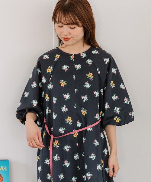 POU DOU DOU(プードゥドゥ)の「フラワープリントバルーン袖ワンピース(ワンピース・レディース・グレー/ネイビー・3)」の13枚目の写真