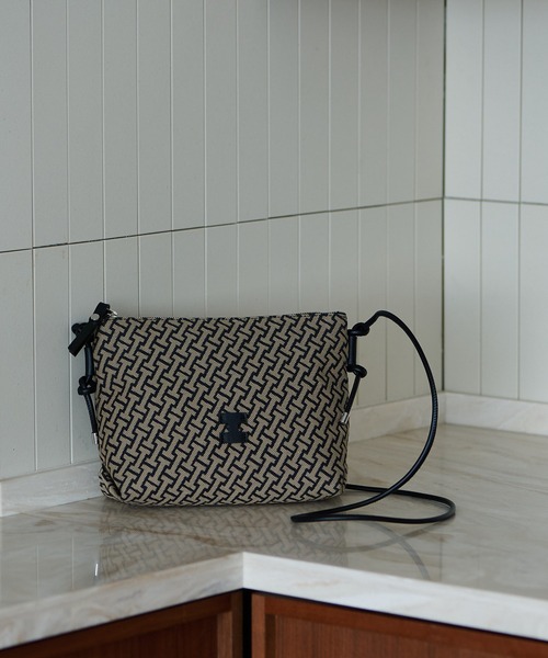 IACUCCI（イアクッチ）の「モノグランマ ポーチSD JACQUARD/RUGA（ショルダーバッグ・レディース・ブラック・FREE）」の2枚目の写真