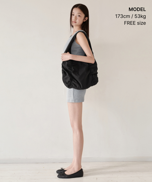 MUSINSA STANDARD WOMAN（ムシンサスタンダードウーマン）の「ウィメンズブライトシャーリングショルダーバッグ[ブラック]（ショルダーバッグ・レディース・その他・FREE）」の2枚目の写真