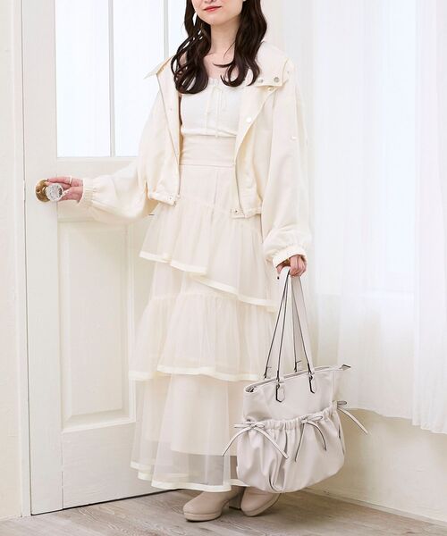 MAJESTIC LEGON(マジェスティックレゴン)の「サテンショートフードブルゾン(ブルゾン・レディース・アイボリー/グレイッシュベージュ/ブラック・MEDIUM)」の4枚目の写真