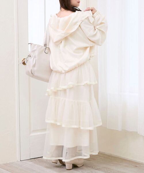 MAJESTIC LEGON(マジェスティックレゴン)の「サテンショートフードブルゾン(ブルゾン・レディース・アイボリー/グレイッシュベージュ/ブラック・MEDIUM)」の6枚目の写真