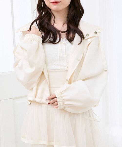 MAJESTIC LEGON(マジェスティックレゴン)の「サテンショートフードブルゾン(ブルゾン・レディース・アイボリー/グレイッシュベージュ/ブラック・MEDIUM)」の7枚目の写真