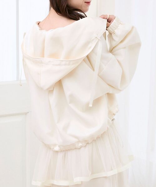 MAJESTIC LEGON(マジェスティックレゴン)の「サテンショートフードブルゾン(ブルゾン・レディース・アイボリー/グレイッシュベージュ/ブラック・MEDIUM)」の9枚目の写真