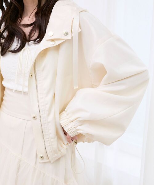 MAJESTIC LEGON(マジェスティックレゴン)の「サテンショートフードブルゾン(ブルゾン・レディース・アイボリー/グレイッシュベージュ/ブラック・MEDIUM)」の10枚目の写真