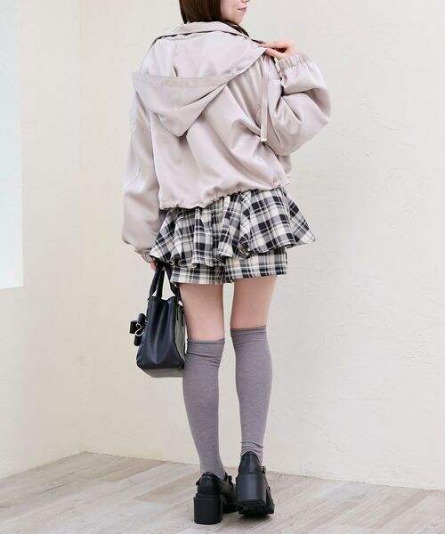 MAJESTIC LEGON(マジェスティックレゴン)の「サテンショートフードブルゾン(ブルゾン・レディース・アイボリー/グレイッシュベージュ/ブラック・MEDIUM)」の13枚目の写真