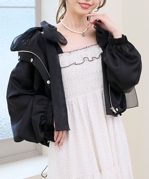 MAJESTIC LEGON(マジェスティックレゴン)の「サテンショートフードブルゾン(ブルゾン・レディース・アイボリー/グレイッシュベージュ/ブラック・MEDIUM)」の22枚目の写真