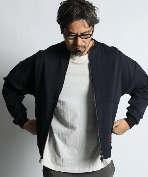 The DUFFER of ST.GEORGE（ザダファーオブセントジョージ）の「[360° THE CIRCLE STRETCH] BY WONDER SHAPE：セットアップ対応 サークルストレッチ MA-1 / フライトジャケット / ワンダーシェイプ / 軽量アウター / ボンバージャケット（MA-1・メンズ・ネイビー/ブラック・X-LARGE/LARGE/MEDIUM/SMALL）」の2枚目の写真