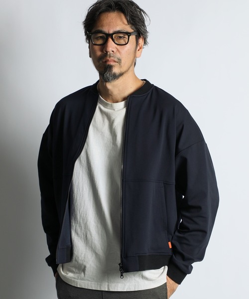 The DUFFER of ST.GEORGE（ザダファーオブセントジョージ）の「[360° THE CIRCLE STRETCH] BY WONDER SHAPE：セットアップ対応 サークルストレッチ MA-1 / フライトジャケット / ワンダーシェイプ / 軽量アウター / ボンバージャケット（MA-1・メンズ・ネイビー/ブラック・X-LARGE/LARGE/MEDIUM/SMALL）」の5枚目の写真