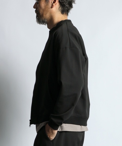 The DUFFER of ST.GEORGE（ザダファーオブセントジョージ）の「[360° THE CIRCLE STRETCH] BY WONDER SHAPE：セットアップ対応 サークルストレッチ MA-1 / フライトジャケット / ワンダーシェイプ / 軽量アウター / ボンバージャケット（MA-1・メンズ・ネイビー/ブラック・X-LARGE/LARGE/MEDIUM/SMALL）」の7枚目の写真