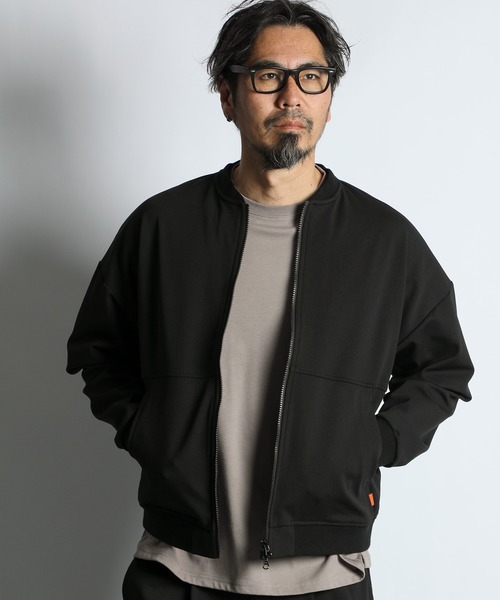 The DUFFER of ST.GEORGE（ザダファーオブセントジョージ）の「[360° THE CIRCLE STRETCH] BY WONDER SHAPE：セットアップ対応 サークルストレッチ MA-1 / フライトジャケット / ワンダーシェイプ / 軽量アウター / ボンバージャケット（MA-1・メンズ・ネイビー/ブラック・X-LARGE/LARGE/MEDIUM/SMALL）」の3枚目の写真