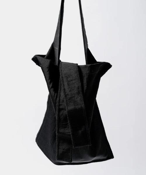 ITTI（イッチ）の「ITTI/イッチ/MARY INSIDE OUT TOTE - M / CERATO BRIGHT【2026年秋冬入荷モデル】（トートバッグ・レディース・ブラック/ブラウン・F）」の2枚目の写真