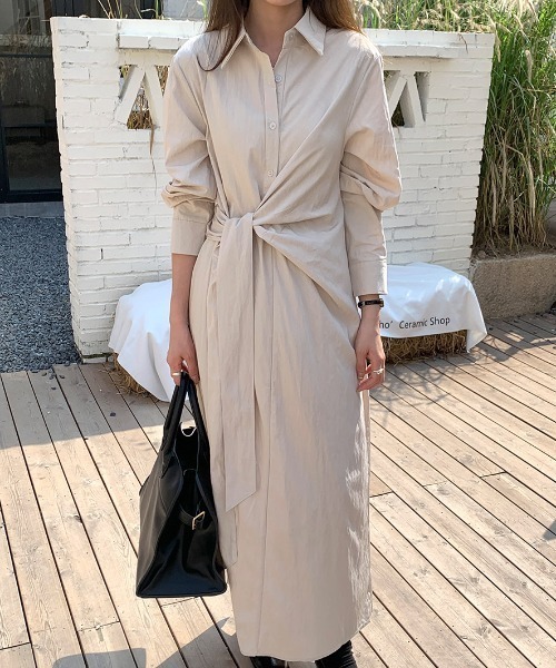 AMAJI(アマジ)の「シャツデザイン フロント結び ウエストリボン 長袖 ロングワンピース(ワンピース・レディース・ベージュ・FREE)」の2枚目の写真